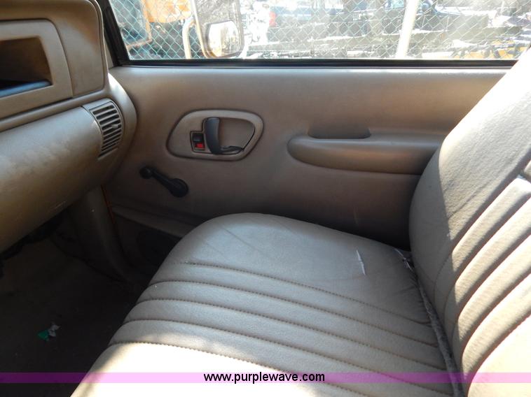 image for item H3805 2001 Chevrolet Silverado 3500HD boom truck