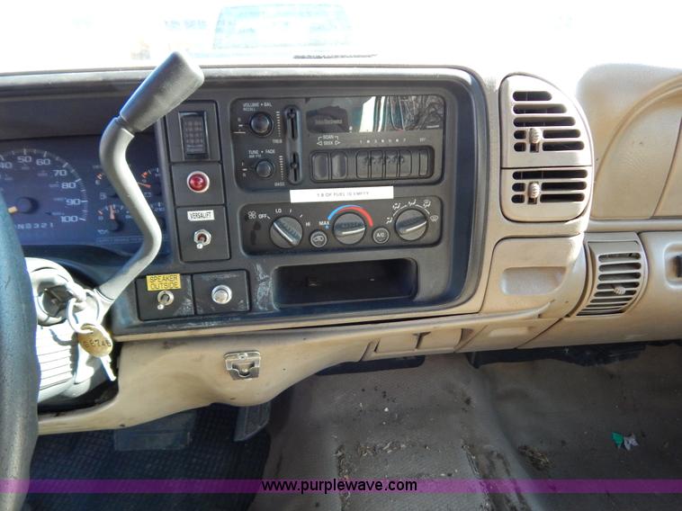 image for item H3805 2001 Chevrolet Silverado 3500HD boom truck