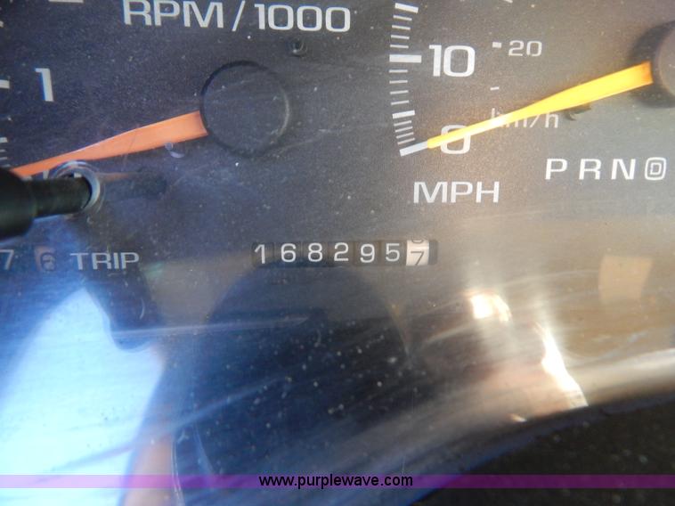 image for item H3805 2001 Chevrolet Silverado 3500HD boom truck