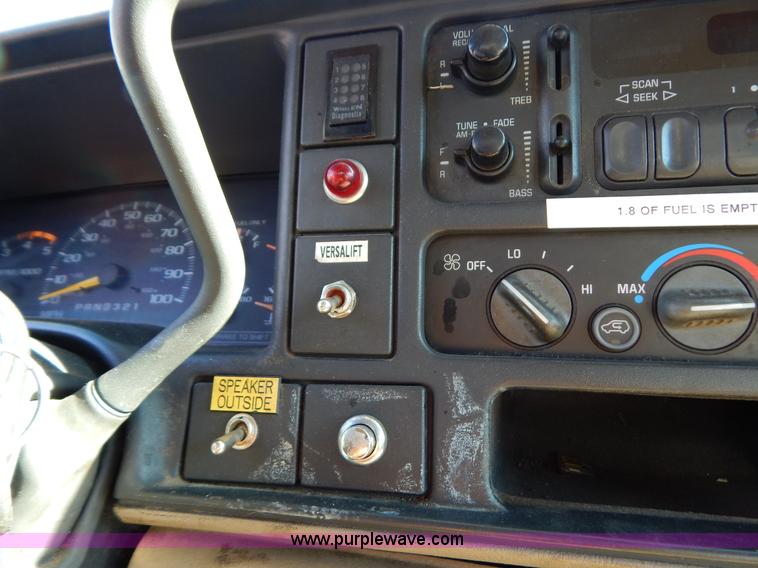 image for item H3805 2001 Chevrolet Silverado 3500HD boom truck