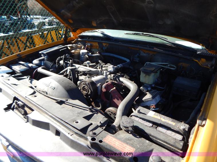 image for item H3805 2001 Chevrolet Silverado 3500HD boom truck