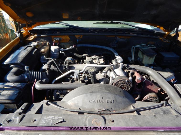 image for item H3805 2001 Chevrolet Silverado 3500HD boom truck