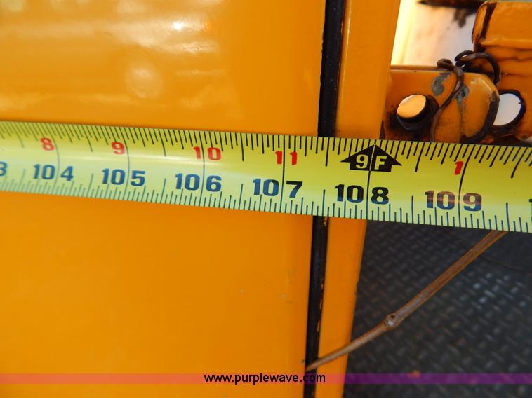 image for item H3805 2001 Chevrolet Silverado 3500HD boom truck