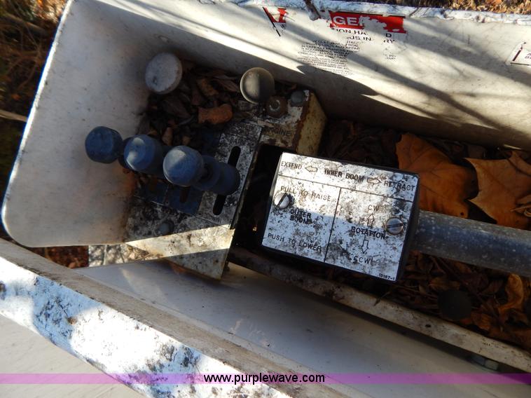 image for item H3805 2001 Chevrolet Silverado 3500HD boom truck