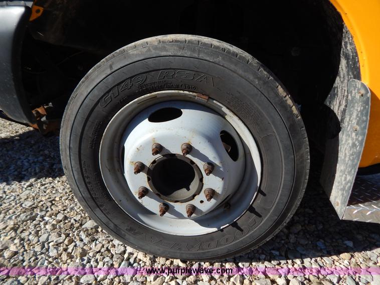 image for item H3806 2002 Ford F450 Super Duty snow plow truck