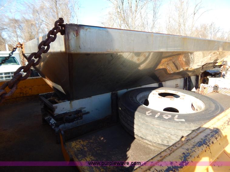 image for item H3806 2002 Ford F450 Super Duty snow plow truck