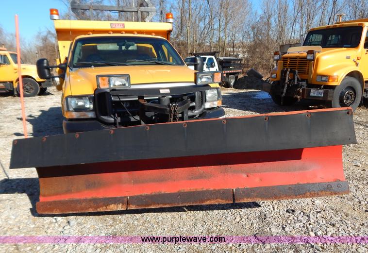 image for item H3806 2002 Ford F450 Super Duty snow plow truck
