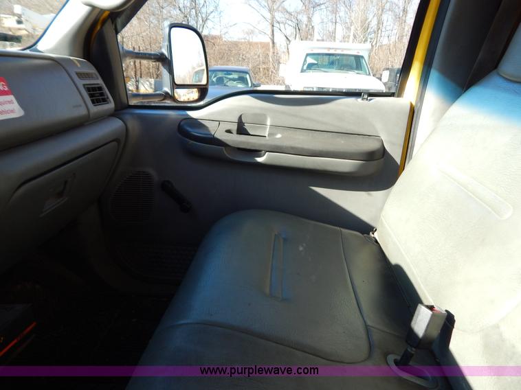 image for item H3806 2002 Ford F450 Super Duty snow plow truck