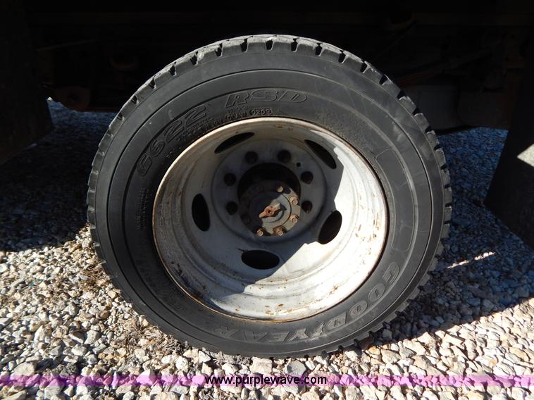 image for item H3807 2002 Ford F450 Super Duty flatbed truck