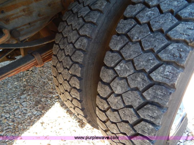 image for item H3807 2002 Ford F450 Super Duty flatbed truck