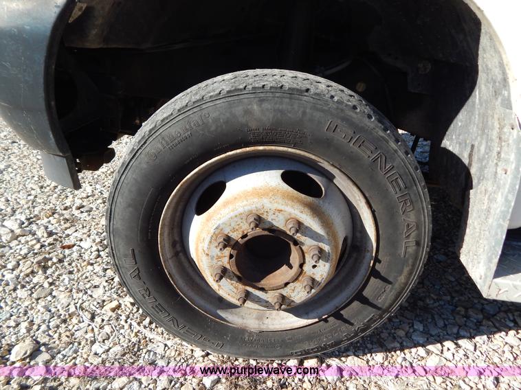 image for item H3807 2002 Ford F450 Super Duty flatbed truck