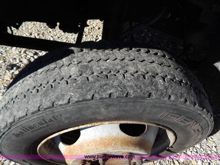 image for item H3807 2002 Ford F450 Super Duty flatbed truck