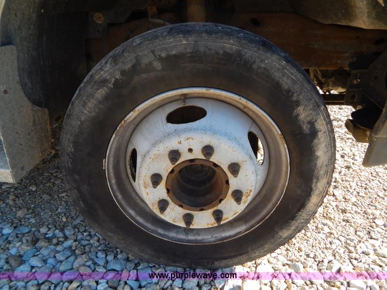 image for item H3807 2002 Ford F450 Super Duty flatbed truck