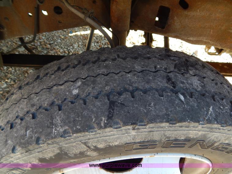 image for item H3807 2002 Ford F450 Super Duty flatbed truck