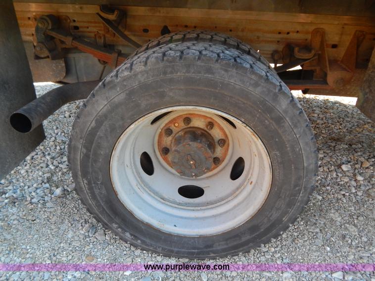 image for item H3807 2002 Ford F450 Super Duty flatbed truck