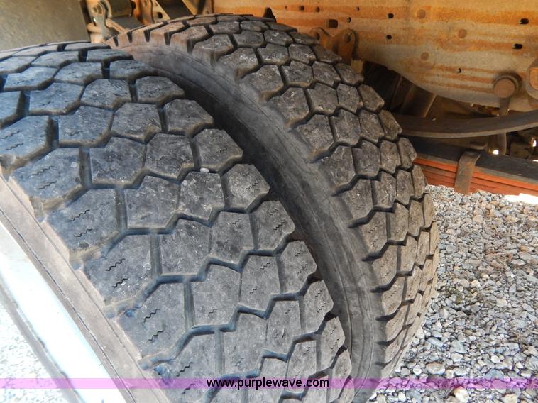 image for item H3807 2002 Ford F450 Super Duty flatbed truck