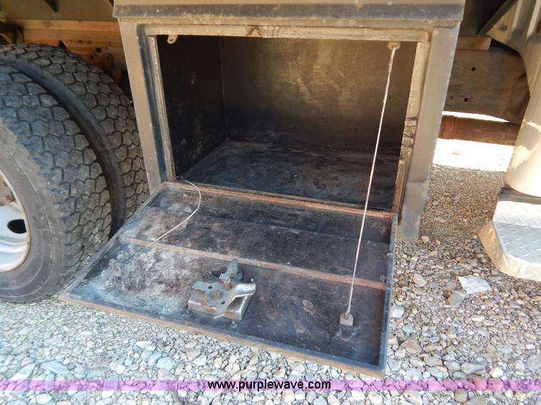 image for item H3807 2002 Ford F450 Super Duty flatbed truck