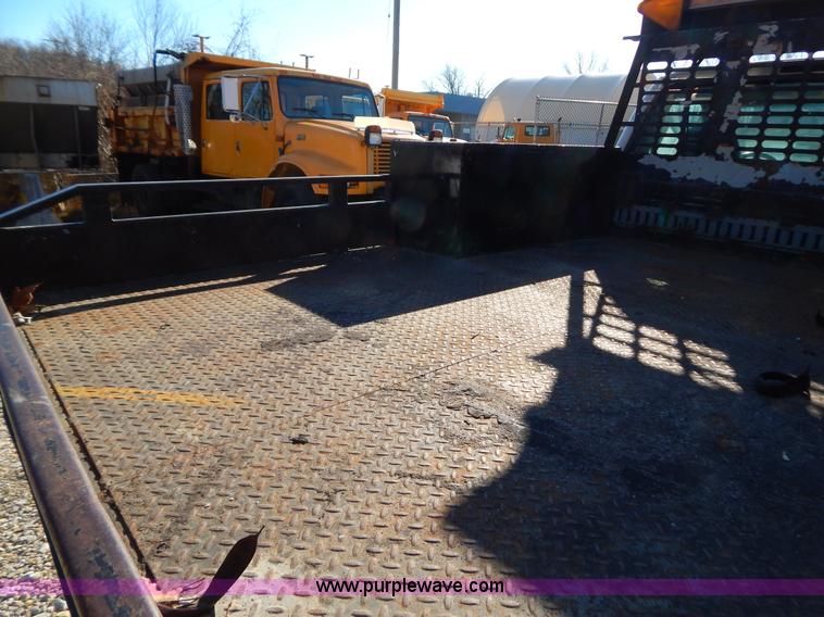 image for item H3807 2002 Ford F450 Super Duty flatbed truck