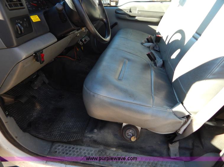 image for item H3807 2002 Ford F450 Super Duty flatbed truck