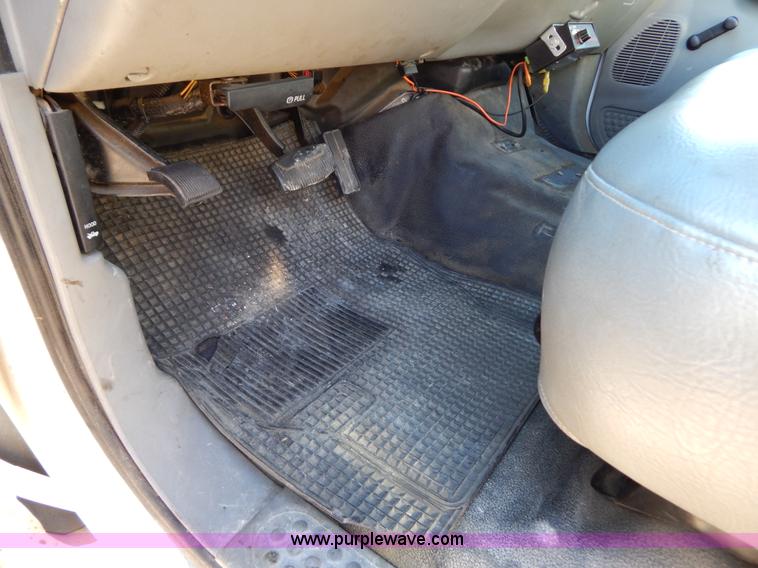 image for item H3807 2002 Ford F450 Super Duty flatbed truck