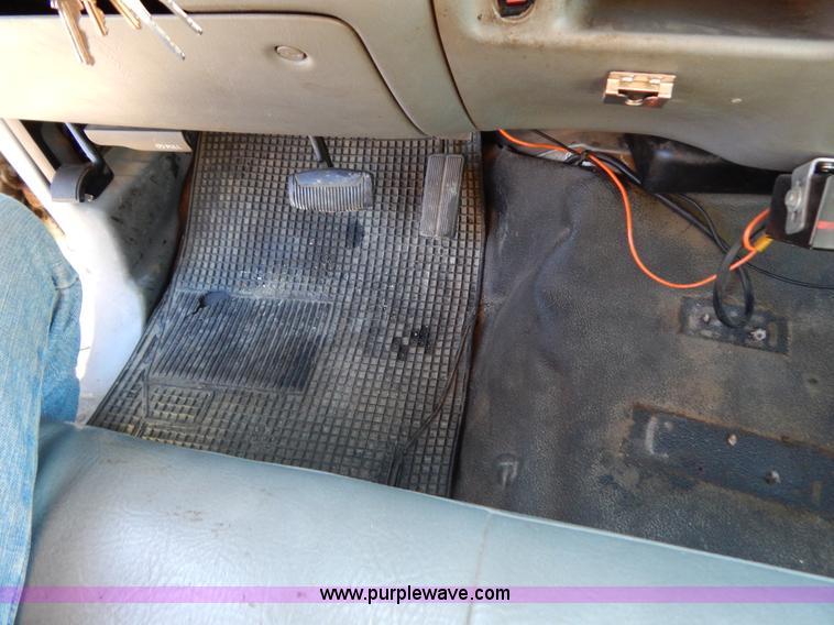 image for item H3807 2002 Ford F450 Super Duty flatbed truck