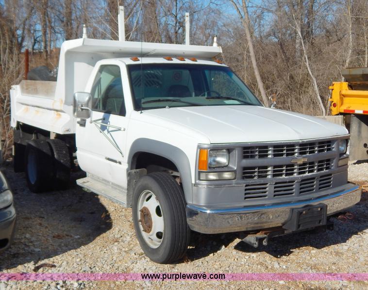 image for item H3808 2001 Chevrolet Silverado 3500 dump bed truck