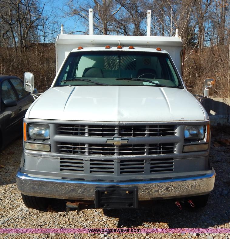 image for item H3808 2001 Chevrolet Silverado 3500 dump bed truck