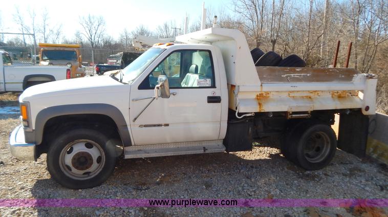 image for item H3808 2001 Chevrolet Silverado 3500 dump bed truck