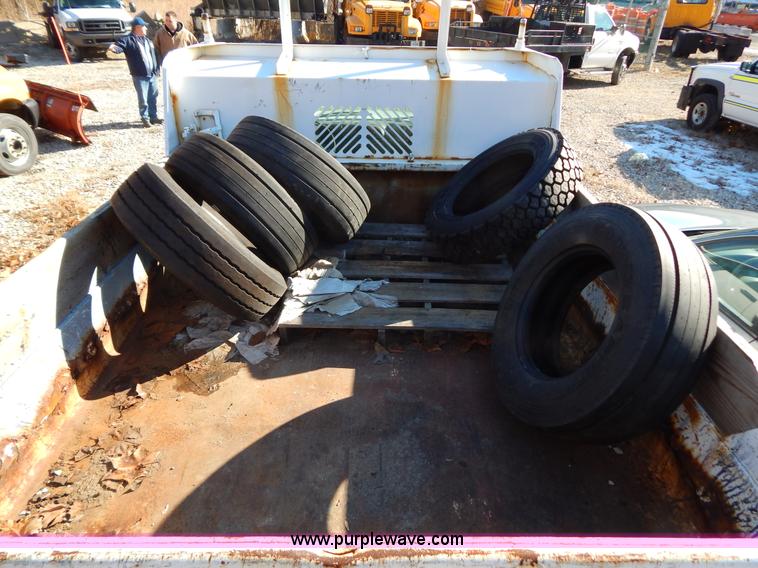 image for item H3808 2001 Chevrolet Silverado 3500 dump bed truck