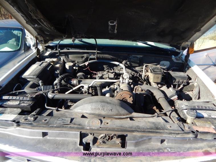 image for item H3808 2001 Chevrolet Silverado 3500 dump bed truck