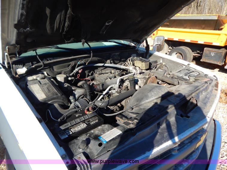 image for item H3808 2001 Chevrolet Silverado 3500 dump bed truck