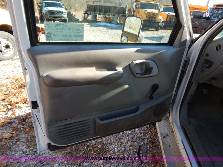 image for item H3808 2001 Chevrolet Silverado 3500 dump bed truck