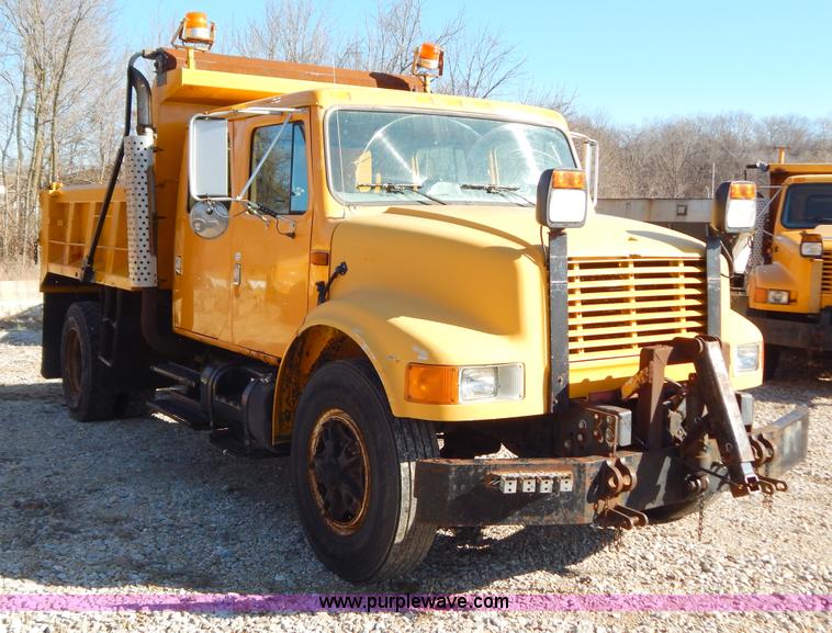 image for item H3810 1996 International 4900 dump truck