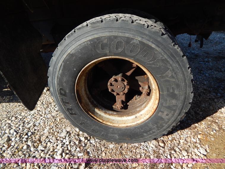 image for item H3810 1996 International 4900 dump truck