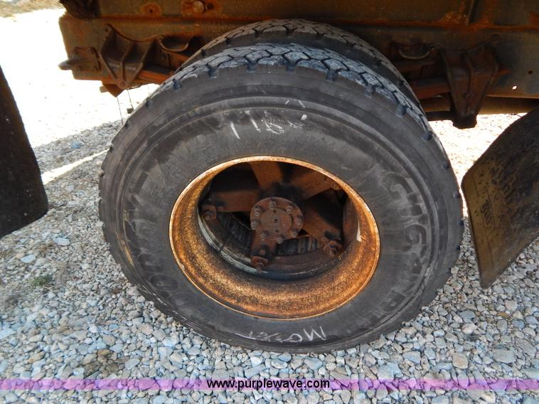 image for item H3810 1996 International 4900 dump truck