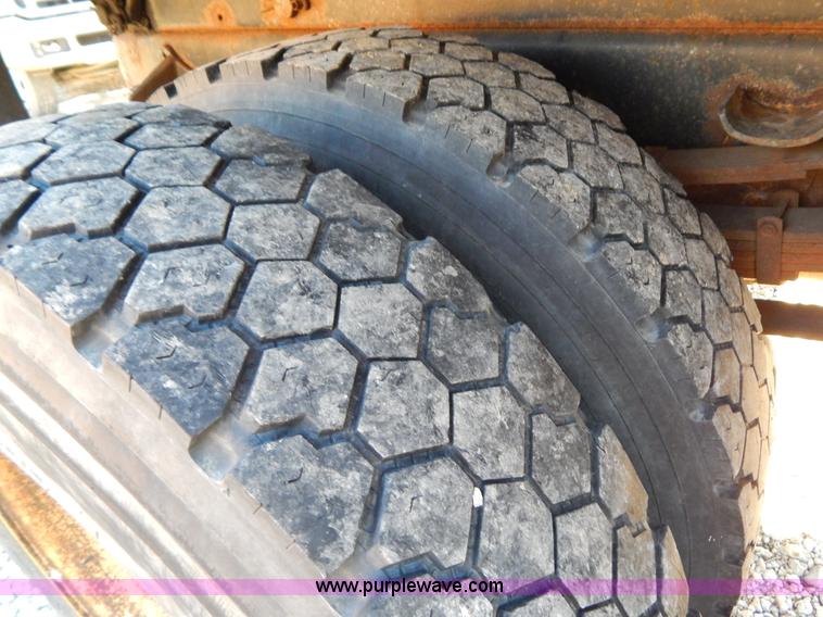 image for item H3810 1996 International 4900 dump truck