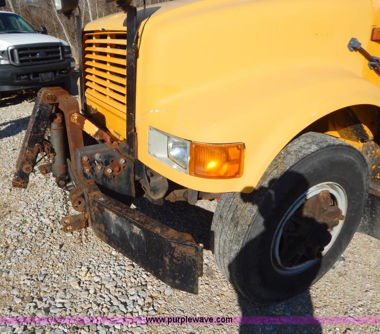 image for item H3810 1996 International 4900 dump truck