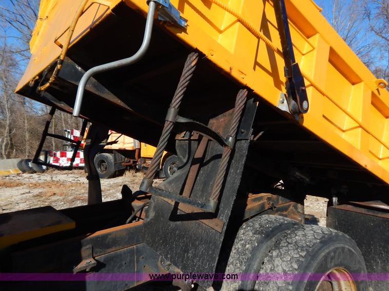 image for item H3810 1996 International 4900 dump truck