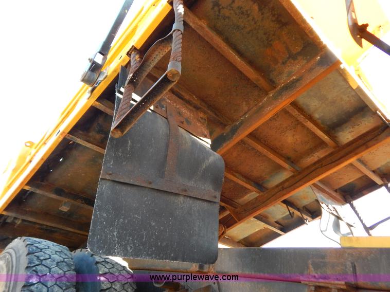 image for item H3810 1996 International 4900 dump truck