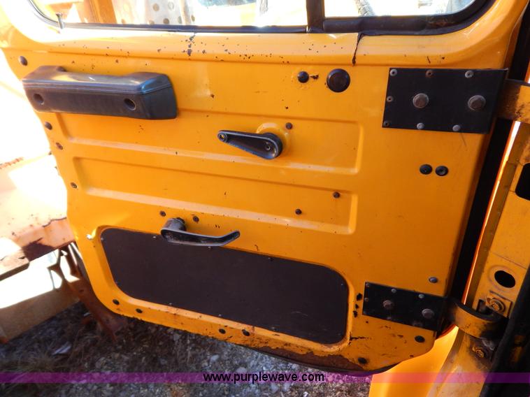 image for item H3810 1996 International 4900 dump truck