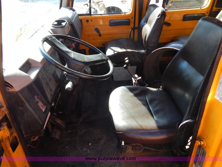 image for item H3810 1996 International 4900 dump truck