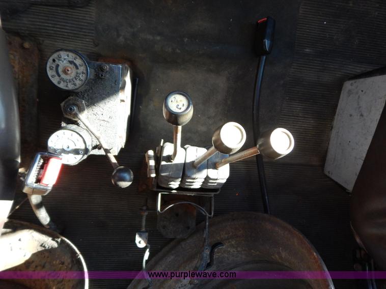 image for item H3810 1996 International 4900 dump truck