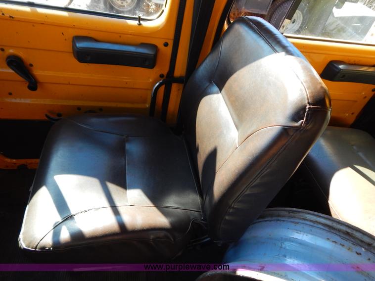 image for item H3810 1996 International 4900 dump truck