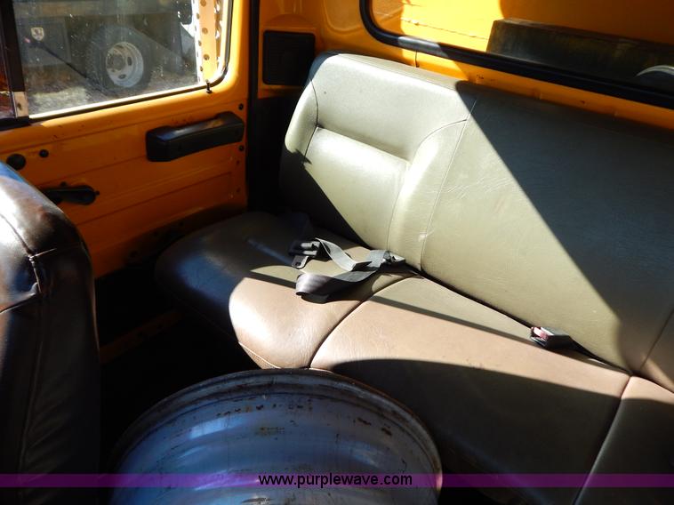 image for item H3810 1996 International 4900 dump truck