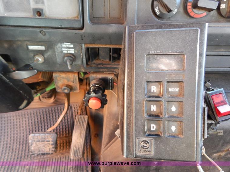 image for item H3810 1996 International 4900 dump truck