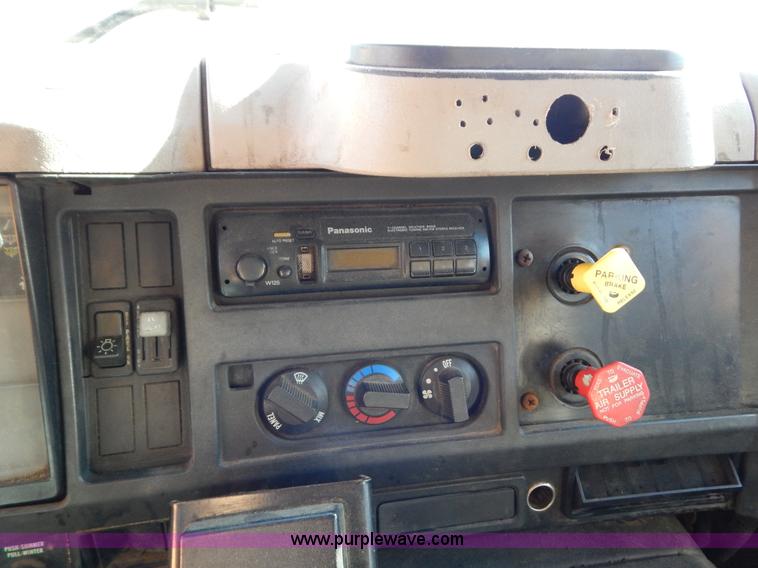 image for item H3810 1996 International 4900 dump truck