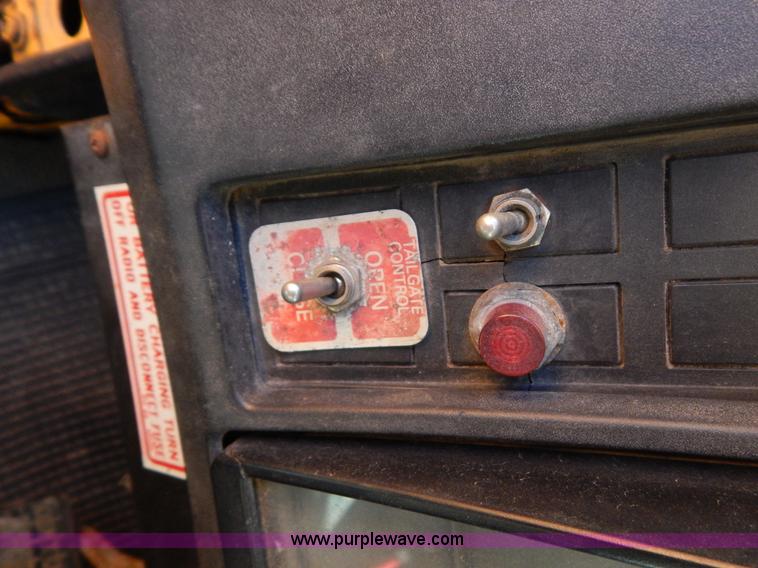 image for item H3810 1996 International 4900 dump truck