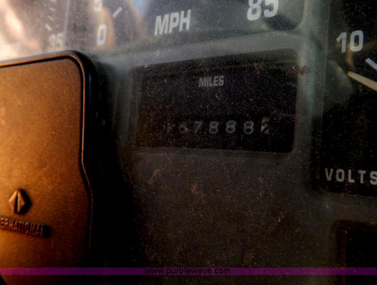 image for item H3810 1996 International 4900 dump truck