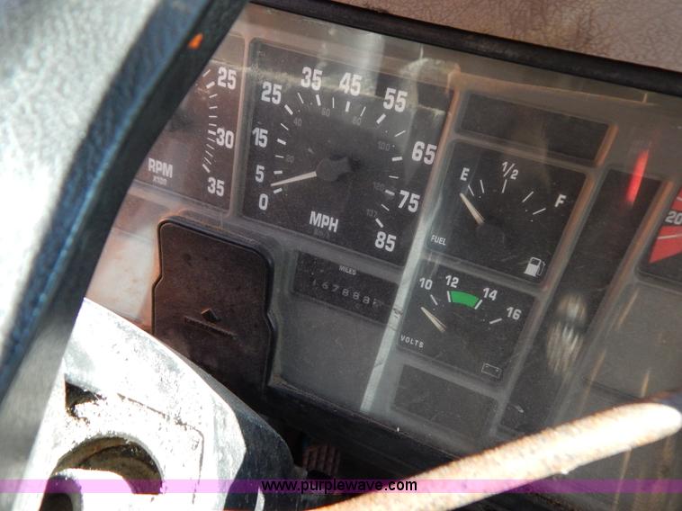 image for item H3810 1996 International 4900 dump truck