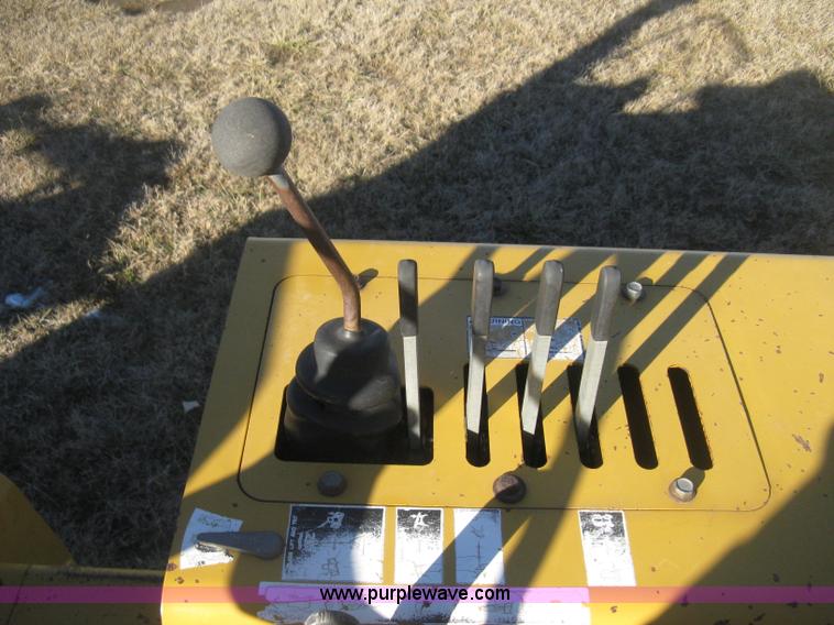 image for item I5717 1997 Vermeer V8100 trencher